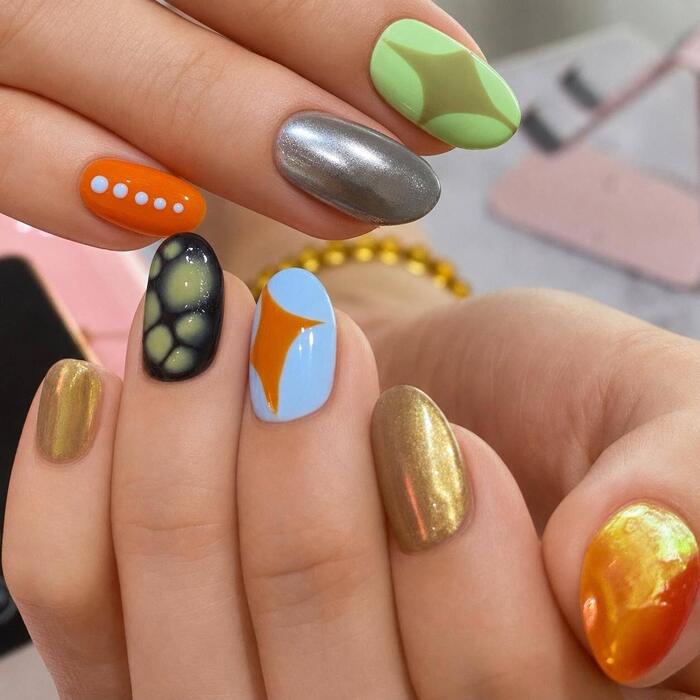 Uñas con diseño a color
