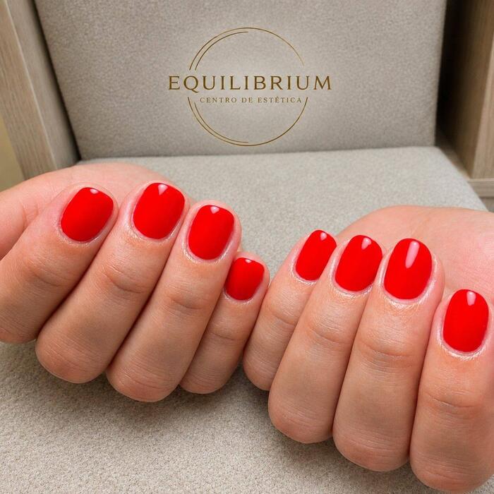 Manicura semipermanente roja