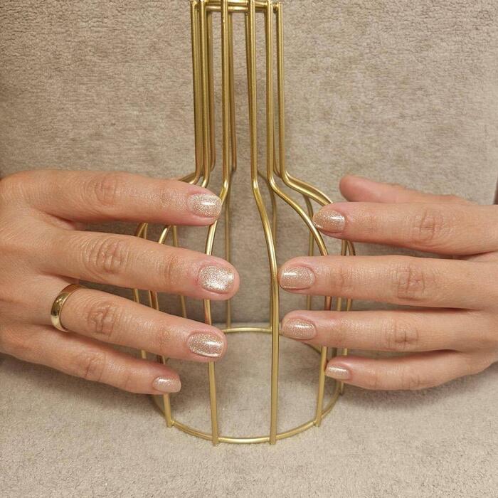 Manicura con efecto ojo de gato